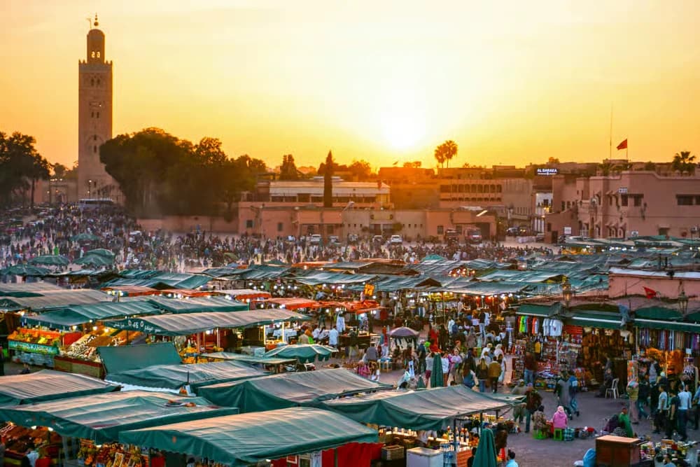 Place Jemaa el-Fna et minaret de la Koutoubia au coucher du soleil