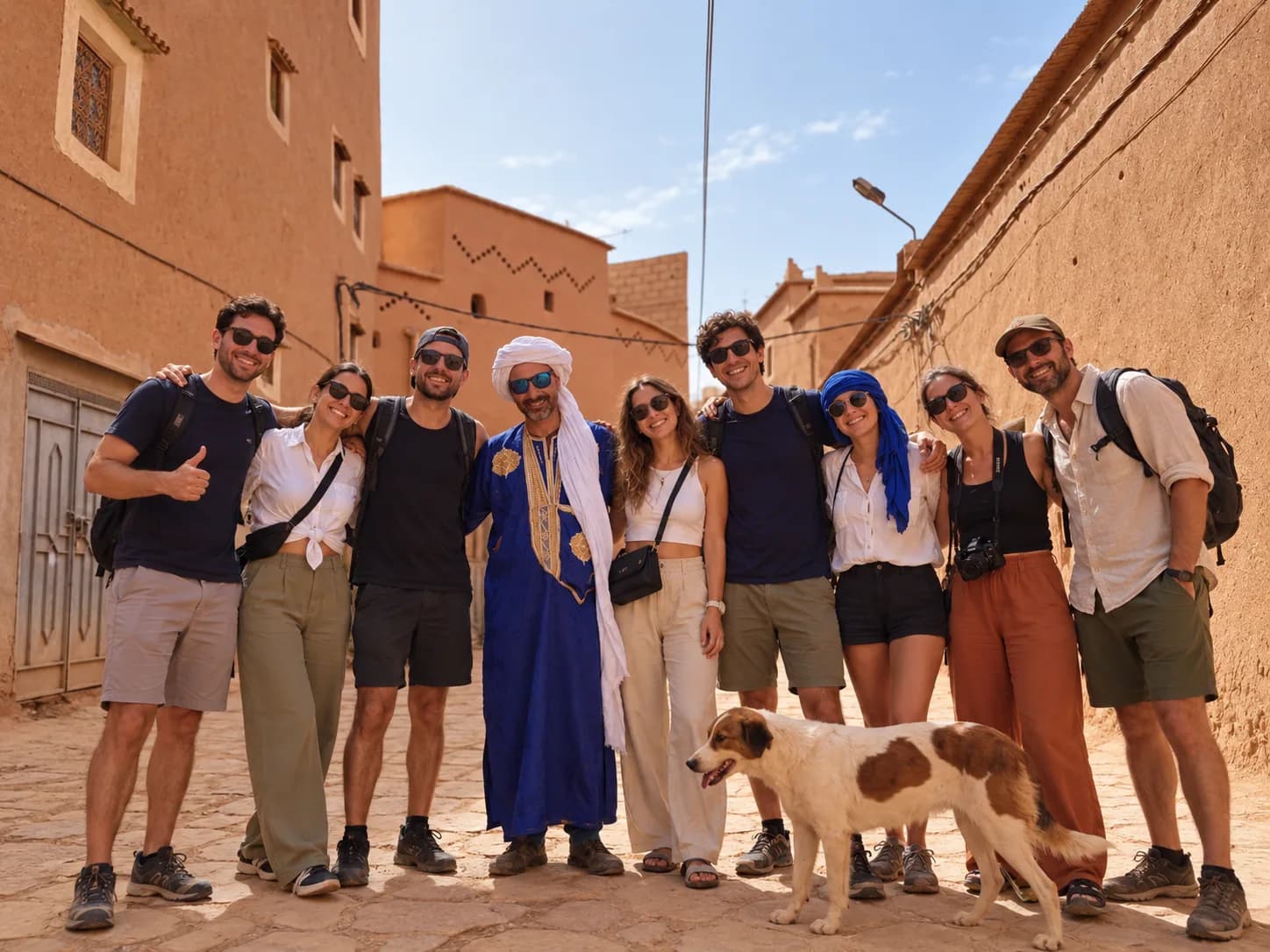 Un guide et un petit groupe de voyageurs dans une rue de Merzouga